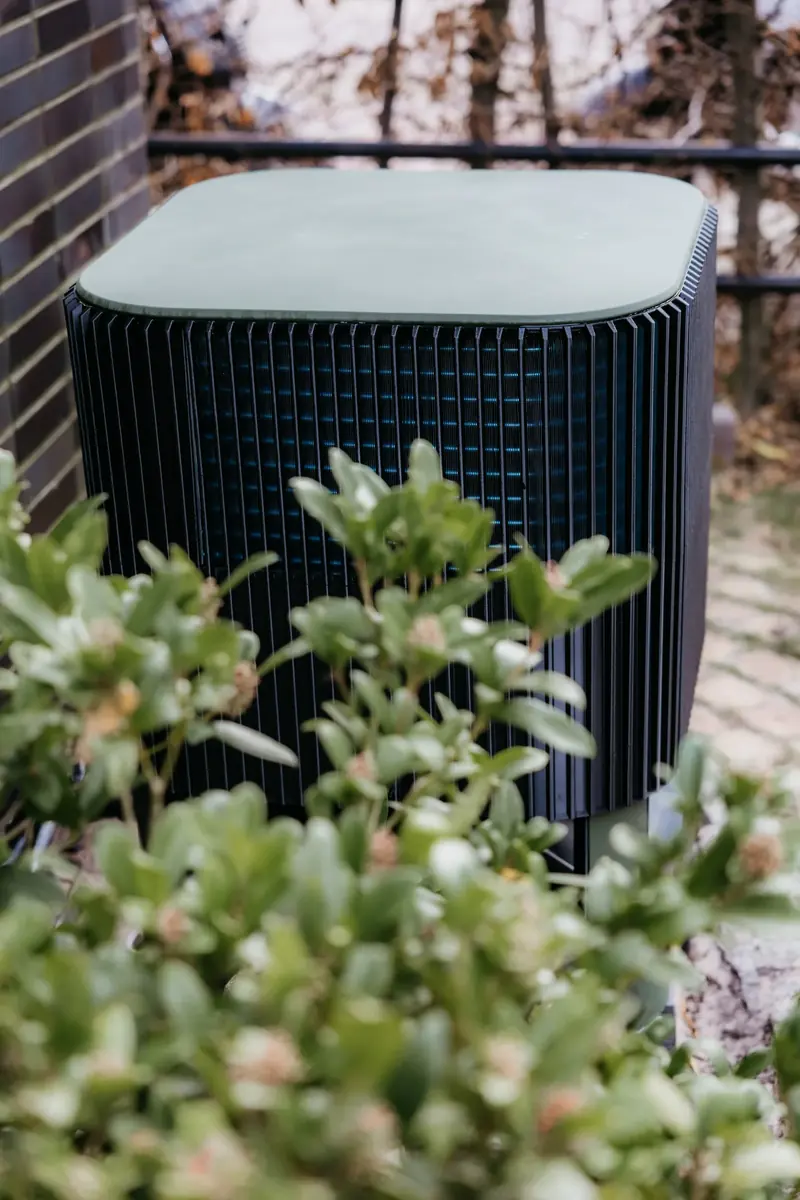 De Whspr tussen het groen in een achtertuin, close-up van de lamellen