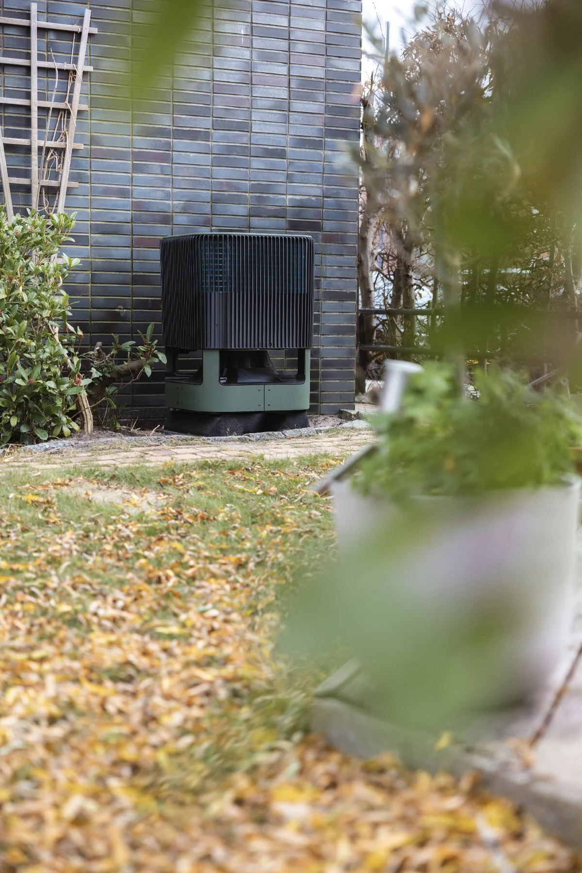 De Whspr in een najaarstuin tussen de planten